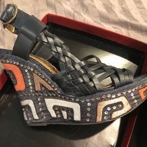 Naughty monkey wedges